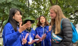 Đội hình hỗ trợ du lịch Thăng Long - Hà Nội hướng dẫn khách du lịch. 