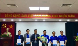 Bí thư T.Ư Đoàn Bùi Quang Huy chúc mừng Ban chủ nhiệm CLB Lý luận trẻ.