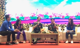 Các thương binh nặng giao lưu với các bạn trẻ về những năm tháng tham gia cách mạng, cống hiến thanh xuân, một phần cơ thể cho Tổ quốc.