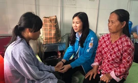 Chị Hoàng Tú Anh, Phó Chủ tịch Hội đồng Đội T.Ư, Giám đốc Trung tâm Hỗ trợ và Phát triển Thiếu nhi Việt Nam ân cần thăm hỏi, động viên nữ sinh H.Y và gia đình em.