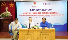 Ban tổ chức trao đổi về cuộc thi "Sáng tạo cùng Resilience