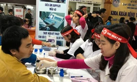 Không khí Chủ Nhật Đỏ rộn ràng tại Ninh Bình