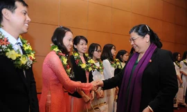 Phó Chủ tịch thường trực Quốc hội Tòng Thị Phóng tặng quà cho các tài năng trẻ đạt giải Quả Cầu Vàng năm 2017.