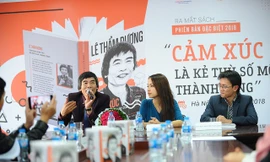 TS Lê Thẩm Dương (ngoài cùng, bên trái) giới thiệu về cuốn sách Cảm xúc là kẻ thù số một của thành công ấn bản đặc biệt ra mắt bạn đọc. Ảnh: Dương Triều