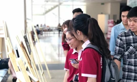 Các bạn sinh viên ĐH Luật Hà Nội tham quan triển lãm ảnh dự thi của các bạn sinh viên về chủ đề pháp luật. Ảnh: Lưu Trinh