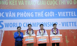 Bí thư thường trực T.Ư Đoàn Nguyễn Anh Tuấn trao tặng Huy hiệu Tuổi trẻ sáng tạo cho 3 nhà vô địch MOSWC - Viettel 2019