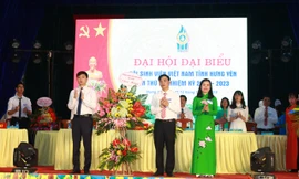 Anh Nguyễn Minh Triết, Phó Chủ tịch thường trực T.Ư Hội Sinh viên Việt Nam ( ngoài cùng, bên trái ) tặng hoa chúc mừng đại hội.