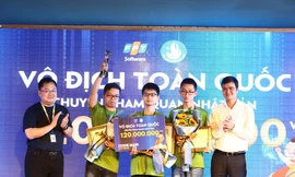 Đội Monitor, gồm gồm 3 chàng trai là sinh viên năm thứ nhất – ĐH Công nghệ - ĐHQG Hà Nội giành giải Nhất khu vực miền Bắc và xuất sắc vô địch toàn quốc cuộc thi Code War 2019. Ảnh: Bảo Anh