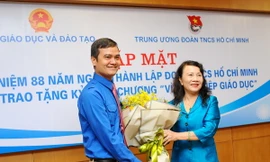 Thứ trưởng Nguyễn Thị Nghĩa thay mặt lãnh đạo Bộ Giáo dục và Đào tạo tặng hoa chúc mừng 88 năm Ngày thành lập Đoàn TNCS Hồ Chí Minh.