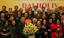 Bà Nguyễn Thị Doan, nguyên Phó Chủ tịch nước tặng hoa chúc mừng ông Vũ Trọng Kim tái đắc cử Chủ tịch Hội cựu TNXP Việt Nam khóa IV. 