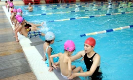 61 em nhỏ trên địa bàn quận Hai Bà Trưng bắt đầu khóa học bơi miễn phí