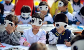 Học sinh tham gia trò chơi bịt mắt vẽ tranh. Ảnh: Dương Triều