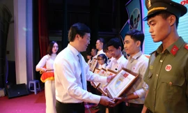 Bí thư thứ nhất T.Ư Đoàn Lê Quốc Phong trao tặng Bằng khen cho những sinh viên tiêu biểu trong cuộc vận động "Sinh viên Việt Nam - Những câu chuyện đẹp".