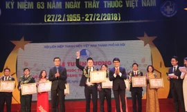 Bí thư T.Ư Đoàn Bùi Quang Huy trao tăng khen thưởng cho các bác sĩ trẻ nhận giải thưởng Đặng Thùy Trâm