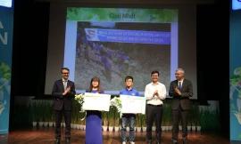 Anh Bùi Quang Huy, Bí thư T.Ư Đoàn và ông Giorgio Aloberti, Đại sứ bổ nhiệm Liên minh Châu Âu tại Việt Nam và ông Nicolas Warnery , đại sứ cộng hoà Pháp tại Việt Nam trao giải Nhất và giải Nhì của cuộc thi. 