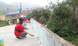 Ngoài việc bàn giao công trình thắp sáng đường quê, cácđã tham gia quét vôi ve 400m tường rào trường học