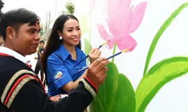 Anh Y Hlý Niê Kdăm, dân tộc Ê Đê "Nhân vật truyền cảm hứng vẽ tranh bích họa tại trường THCS Tứ Liên, Tây Hồ, Hà Nội.