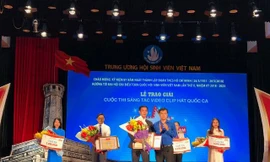 Anh Lê Quốc Phong trao giải Nhất cho Hội Sinh viên trường ĐH Phạm Văn Đồng, Quảng Ngãi