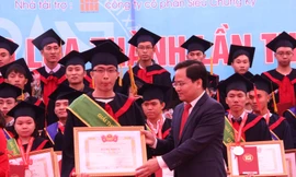 Bí thư T.Ư Đoàn Nguyễn Anh Tuấn trao giải thưởng Loa Thành năm 2017 cho các tác giả đồ án xuất sắc