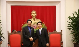 Trưởng ban Tuyên giáo T.Ư Võ Văn Thưởng (bên phải) bắt tay chào mừng đồng chí Alounxai Sounnalath, Bí thư Đoàn Thanh niên NDCM Lào.