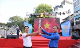 Ngọn đuốc lửa thiêng được lấy từ tượng đài Vua Lý Thái Tổ được anh Nguyễn Ngọc Việt,Bí thư Thành Đoàn Hà Nội, Chủ tịch Hội LHTN TP Hà Nội và anh Nguyễn Đức Tiến, Phó Bí thư Thành Đoàn Hà Nội tiếp nhận thắp sáng tại Tượng đài cảm tử quân.