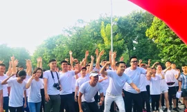 Hơn 500 bạn trẻ tham gia thử thách 4:30 sáng chạy bộ cùng "Người sắt" Trần Đình Minh Anh để rèn luyện sức khỏe.