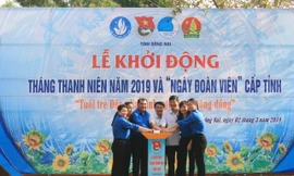 Các đại biểu bấm nút khởi động Tháng Thanh niên của tuổi trẻ Đồng Nai.