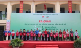 tặng 200 chiếc túi vải thân thiện môi trường cho đoàn viên thanh niên và nhân dân xã Ninh Sơn để đựng đồ dùng, thức ăn khi đi chợ hàng ngày thay cho túi nilon.