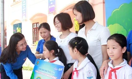 Chị Nguyễn Phạm Duy Trang, Trưởng ban Công tác thiếu nhi T.Ư Đoàn, Phó Chủ tịch thường trực Hội đồng Đội T.Ư trao kinh phí hỗ trợ xây dựng điểm vui chơi cho các liên đội. 