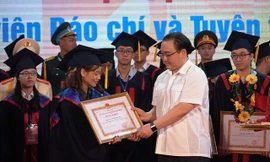 Bí thư Thành ủy Hà Nội Hoàng Trung Hải trao bằng khen cho các Thủ khoa sắc tốt nghiệp các trường đại học, học viện năm 2018