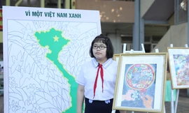 Các em học sinh hào hứng tham gia các hoạt động tại lễ tổng kết Ngày hội sắc màu, trao giải cuộc thi "VÌ một Việt Nam xanh".