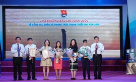 BTC trao 3 giải Nhất, trong đó có giải Nhất của Báo Tiền Phong với loạt bài: "Chuyện tử tế", nhóm tác giả: Xuân Tùng, Uyên Phương, Lê Thanh Giang. Ảnh: Như Ý