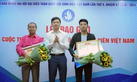 Ban tổ chức trao giải Nhì cuộc thi sáng tác ca khúc về Sinh viên Việt Nam.