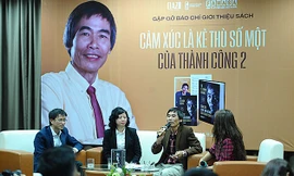 TS. Lê Thẩm Dương tại buổi giới thiệu cuốn sách "Kẻ thù là số 1 của thành công 2". Ảnh: Dương Triều