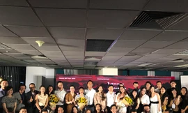 Các đội xuất sắc chụp ảnh lưu niệm với các đại biểu, giám khảo và khách mời.