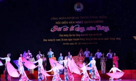 Đêm khai mạc Hội diễn "Bài ca đi cùng năm tháng" diễn ra với nhiều tiết mục đặc sắc. 