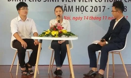 Sinh viên Lê Việt Dũng (ngoài cùng, bên trái )