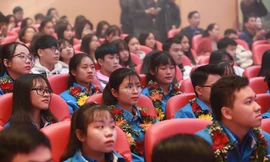 Những học sinh đạt danh hiệu "học sinh 3 tốt" và "học sinh 3 rèn luyện" tại lễ tuyên dương. Ảnh: Bảo Anh