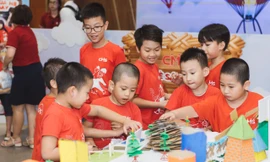 Các em nhỏ hào hứng bên các mô hình sáng chế từ vật liệu tái chế 