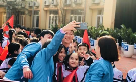 Các đại biểu hào hứng "seo-phi" cùng các em học sinh trường PTCS Nguyễn Đình Chiểu. 