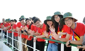 Bí thư T.Ư Đoàn Bùi Quang Huy và các đại biểu tham gia Hành trình Tuổi trẻ vì biển đảo quê hương năm 2018.