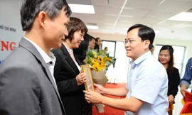 Bí thư thường trực T.Ư Đoàn Nguyễn Anh Tuấn trao tặng kỷ niệm chương “Vì thế hệ trẻ” cho lãnh đạo, cán bộ của Bộ Giáo dục và Đào tạo. Ảnh: Dương Triều.