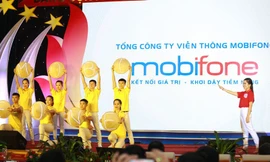 Phần thi Chào hỏi ấn tượng của Ủy viên BCH Đoàn Cty Dịch vụ Mobifone khu vực I, Tổng Cty viễn thông Mobifone. Ảnh: Bảo Anh