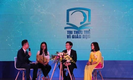 Các tác giả giao lưu tại lễ trao giải thưởng. 