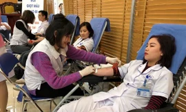 Đông đảo bác sĩ hiến máu tình nguyện vì bệnh nhân