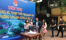 Đại diện các đơn vị trao quà ủng hộ tại hội thu 