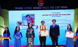 Bà Trương Thị Mai, Ủy viên Bộ Chính trị, Bí thư T.Ư Đảng, Trưởng Ban Dân vận T.Ư; anh Lê Quốc Phong, Ủy viên dự khuyết T.Ư Đảng, Bí thư thứ nhất T.Ư Đoàn trao giải thưởng "Nhà giáo trẻ tiêu biểu" cấp T.Ư lần thứ nhất - năm 2019.