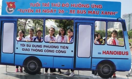 Phong trào "tôi yêu Hà Nội" đã trở thành khơi gợi lên tình yêu Hà Nội, yêu Tổ quốc từ các bạn trẻ không phải bằng lời nói mà bằng hành động cụ thể thiết thực. Trong ảnh, thanh niên Thủ đô đi xe bus bảo vệ môi trường. 