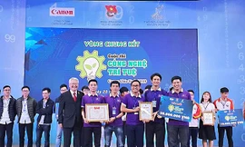 Ban tổ chức Cuộc thi "Công nghệ trí tuệ Canon Chie-Tech" trao giải Nhất cho đội tuyển SRC.HUST của Trường Đại học Bách khoa Hà Nội. 