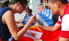 CĐV thêu cờ Tướng Giáp ủng hộ U19 Việt Nam